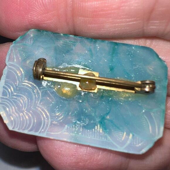 Vintage Art Deco Styling Carved Jadeite Brooch - Picture 8 of 8
